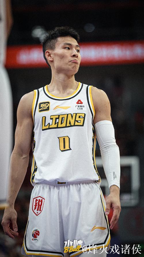 唯快不破!@林秉圣Nelson 持球推进,觅得空隙直杀内线,强硬上篮造成2+1! 唯快不破!@林秉圣Nelson 持球推进,觅得空隙直杀内线,强硬上篮造成2+1!